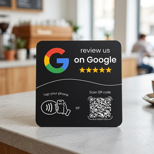 Card NFC Recensioni Google Black Edition su banco con sfondo luminoso