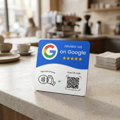 Card NFC Recensioni Google blu su banco con sfondo luminoso