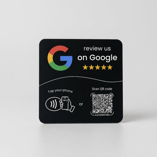 Card NFC Recensioni Google Essential Black con sfondo neutro