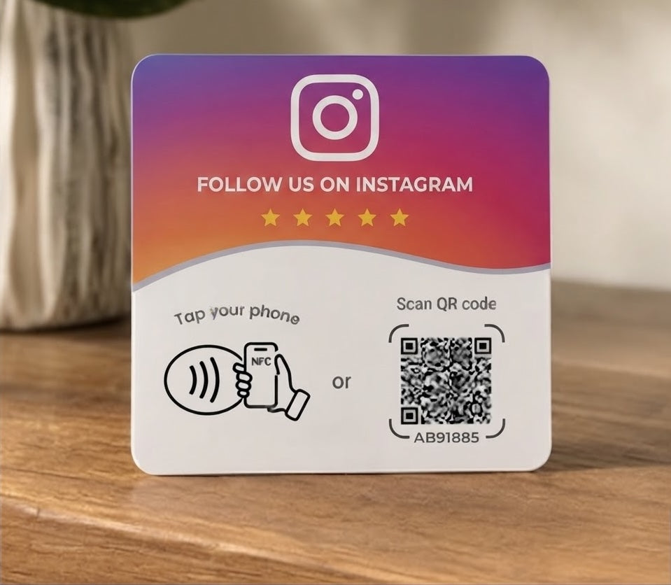 Card NFC Recensione Instagram con QR code su tavolo in legno