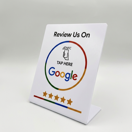 Stand NFC Recensioni Google Bianco con sfondo neutro