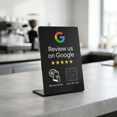 Stand NFC Recensioni Google nero su banco con sfondo luminoso